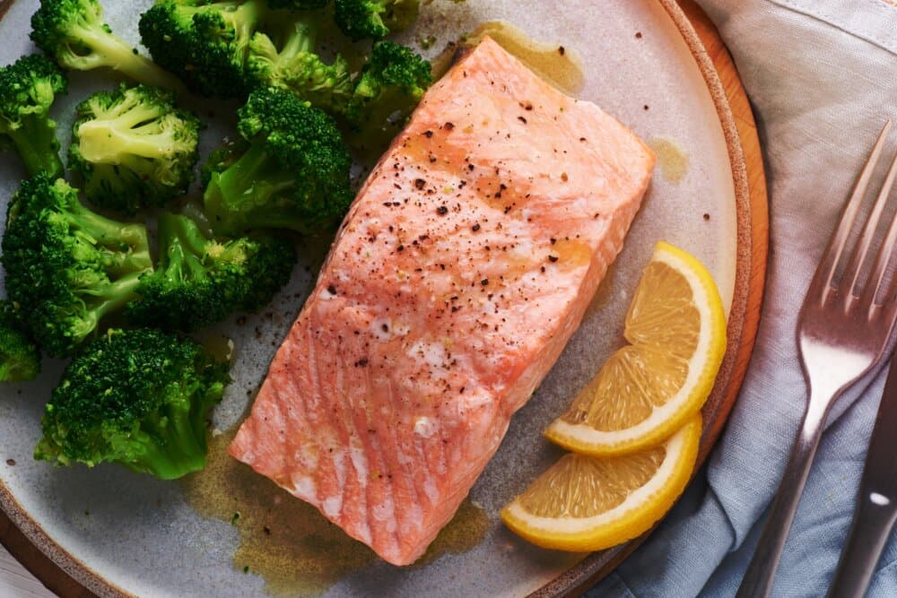 Salmon with broccoli and lemon - Home Instead