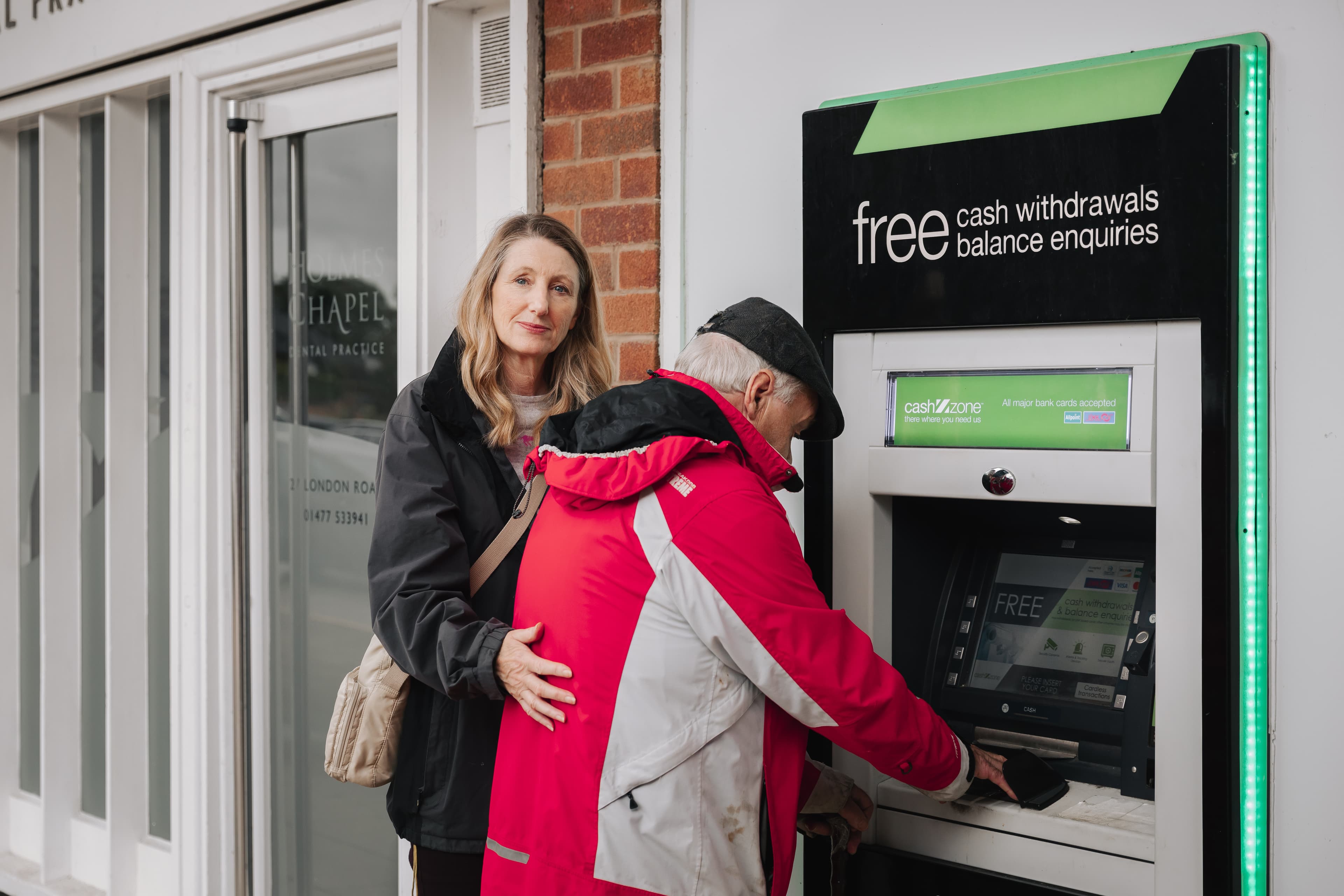 daughter helping elderly dad check his bank account after a scam call